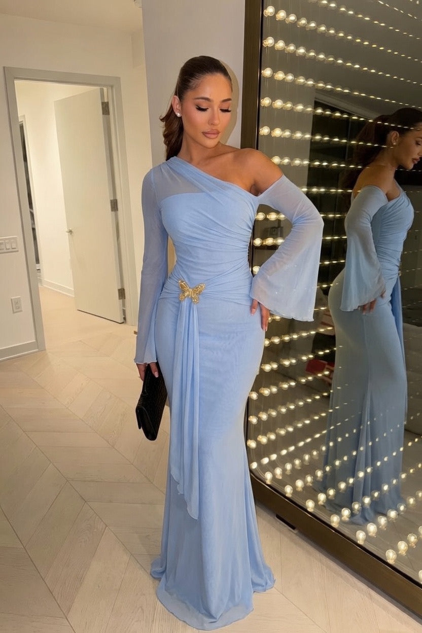 Babyblaues Kleid mit goldenen Details